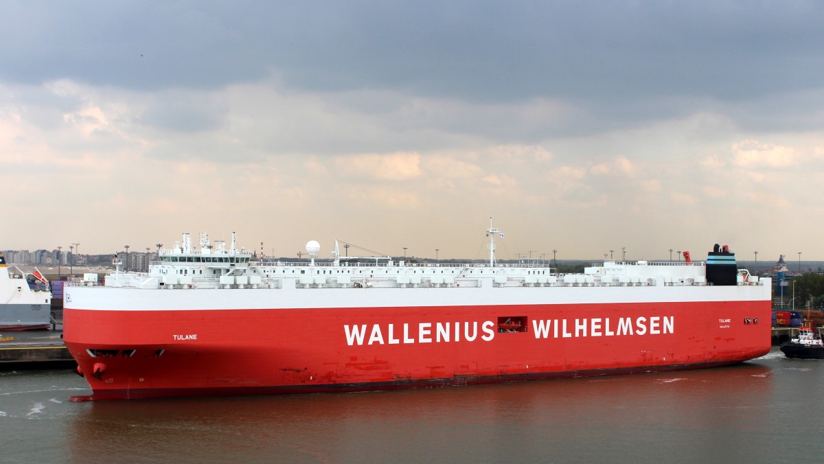 Die Tulane am 22.04.2014 im Hafen von Zeebrugge. Sie ist 299m lang und 34m breit.