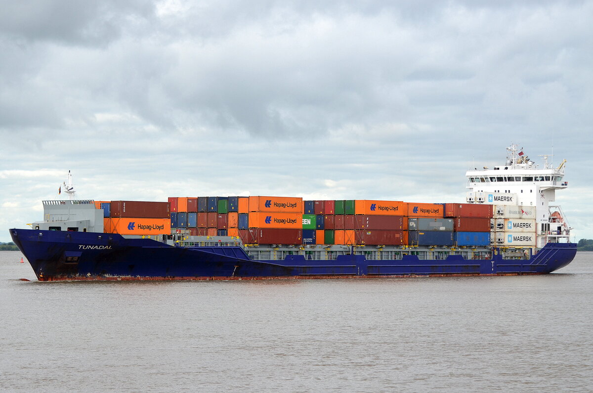 Die TUNADAL IMO-Nummer:9429235 Flagge:Liberia Länge:158.0m Breite:23.0m Baujahr:2012 Bauwerft:Fujian Mawei Shipbuilding,Fuzhou China nach Hamburg einlaufend vom Ponton Op'n Bulln Blankenese aufgenommen am 03.07.25