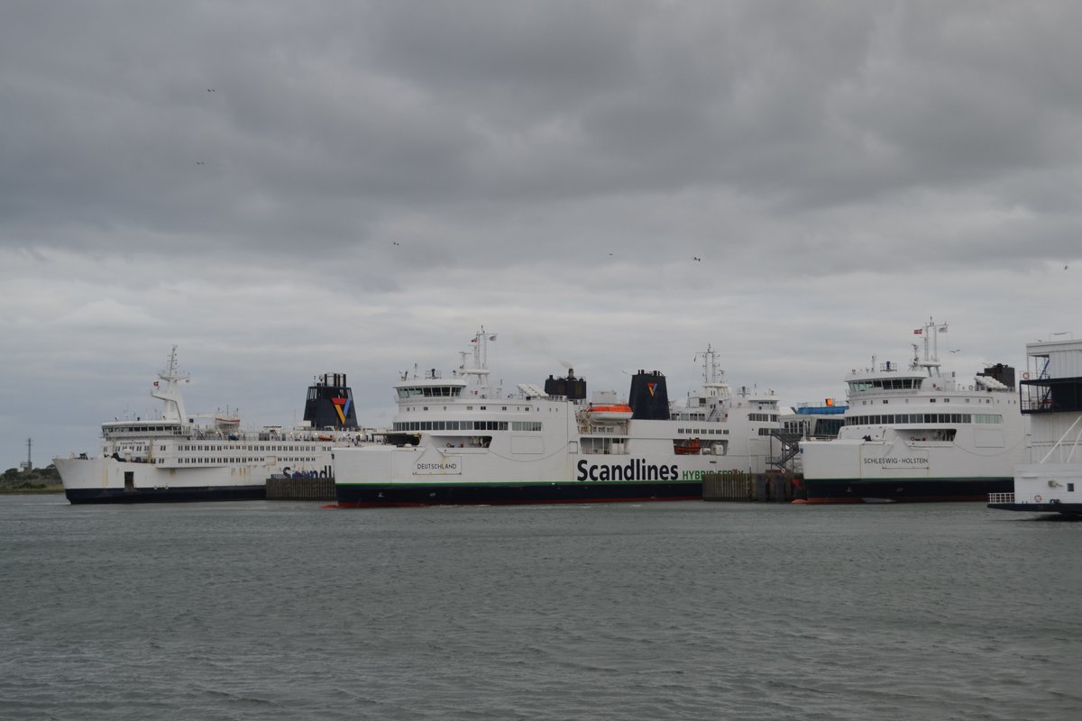 Die unter deutscher Flagge fahrenden Scandlines-Fähren (von links) KRONPRINS FREDERIK, DEUTSCHLAND und SCHLESWIG-HOLSTEIN im Fährhafen Puttgarden. 24.05.2020