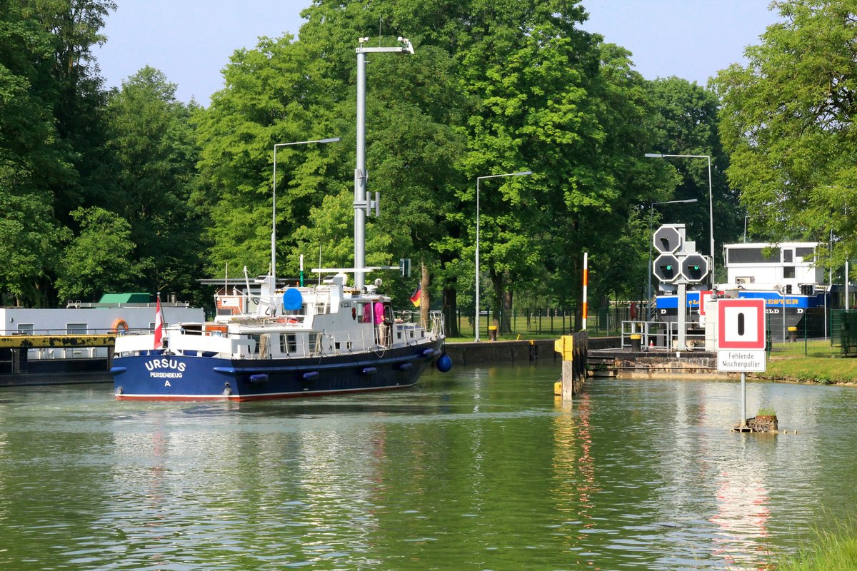 Die Ursus (N-32283) am 13.05.2018 bei der Einfahrt in die DEK-Schleuse Rodde zu Tal.