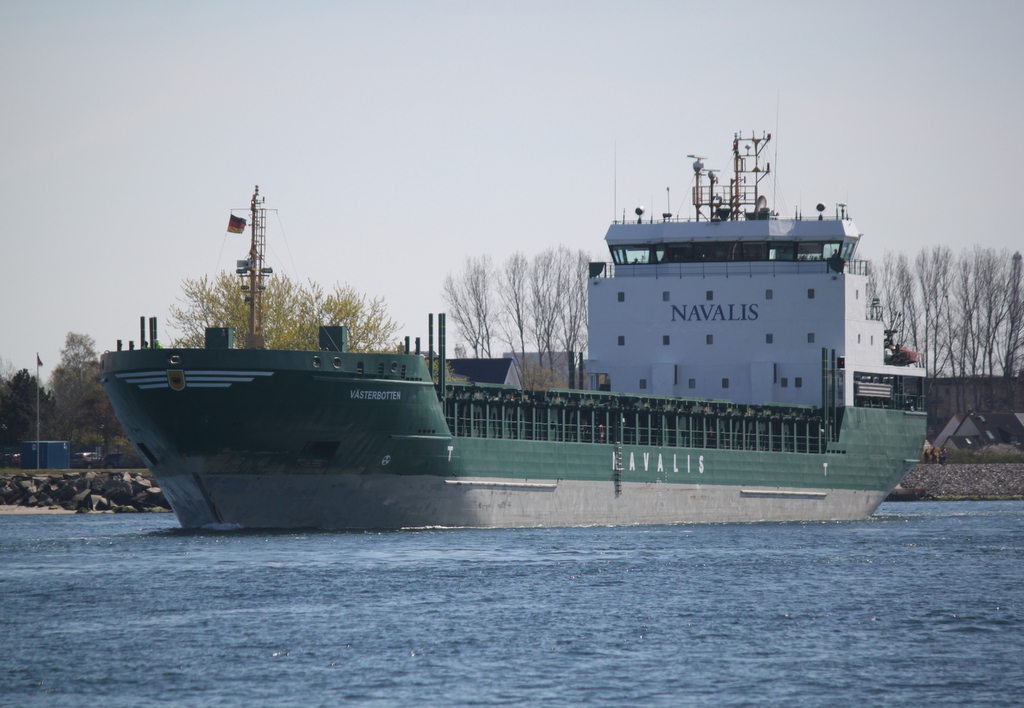 Die Västerbotten auf ihrem Seeweg von Rostock-Überseehafen nach Klaipeda beim Auslaufen am 20.04.2019 in Warnemünde.