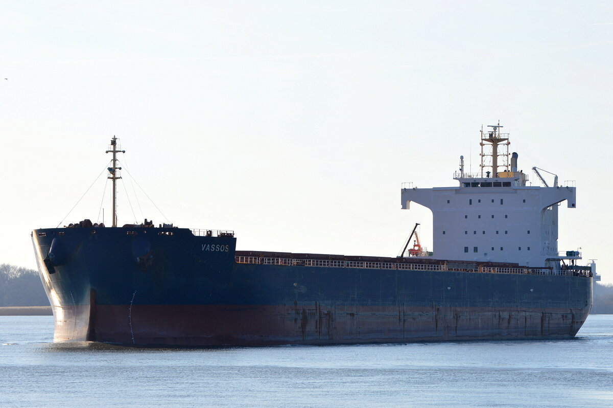 Die VASSOS IMO-Nummer:9933183 Flagge:Zypern Länge:229.0m Breite:32.0m Baujahr:2022 einlaufend nach Hamburg vor Blankenese am 20.03.26