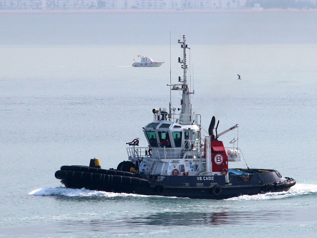 Die V.B. Cadiz am 15.04.2014 im Hafen von Cadiz. Der Schlepper ist 28m lang und 10m breit.