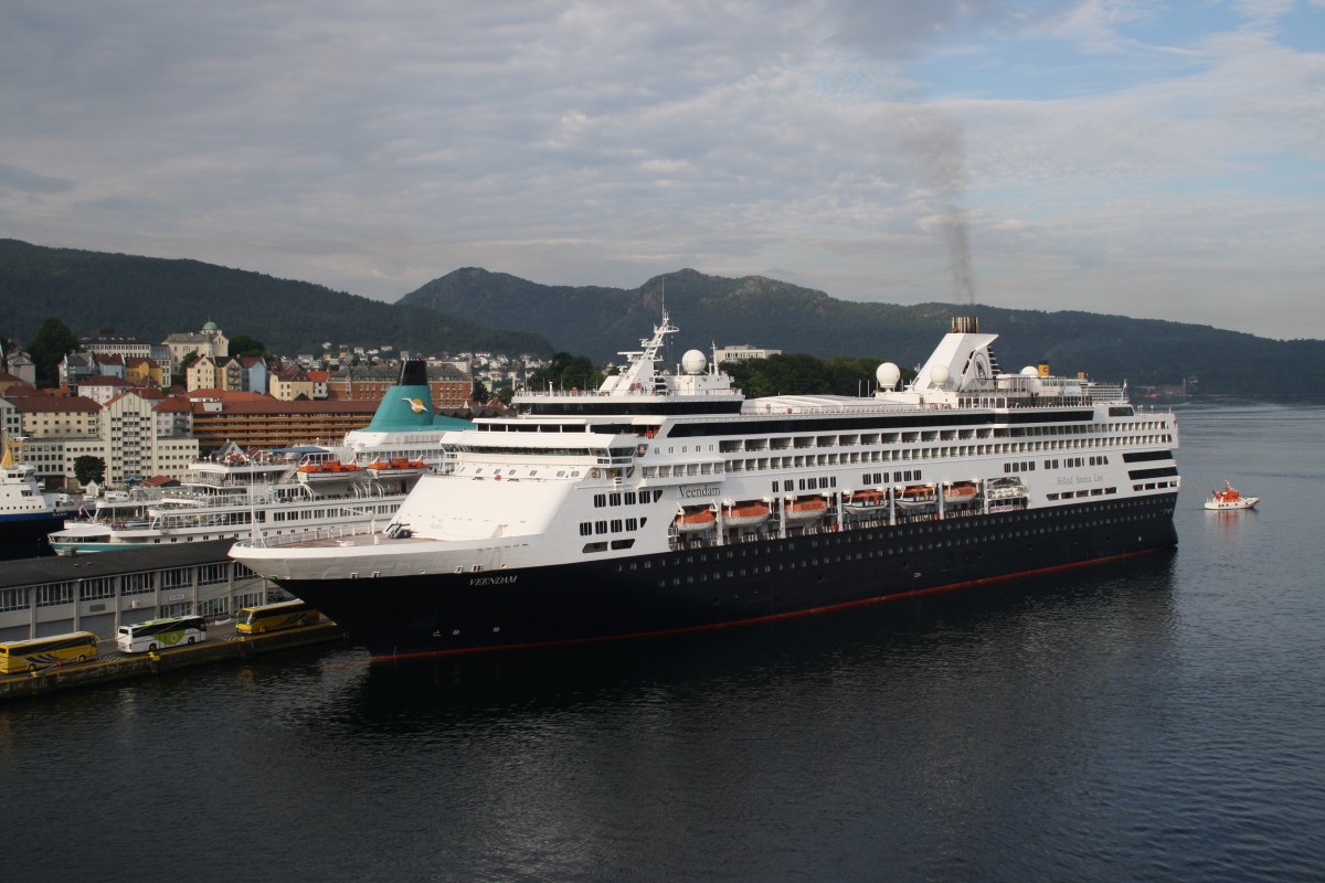 Die  Veendam  befindet sich auf Nordlandkreuzfahrt und liegt am 26.7.2014 in Bergen.