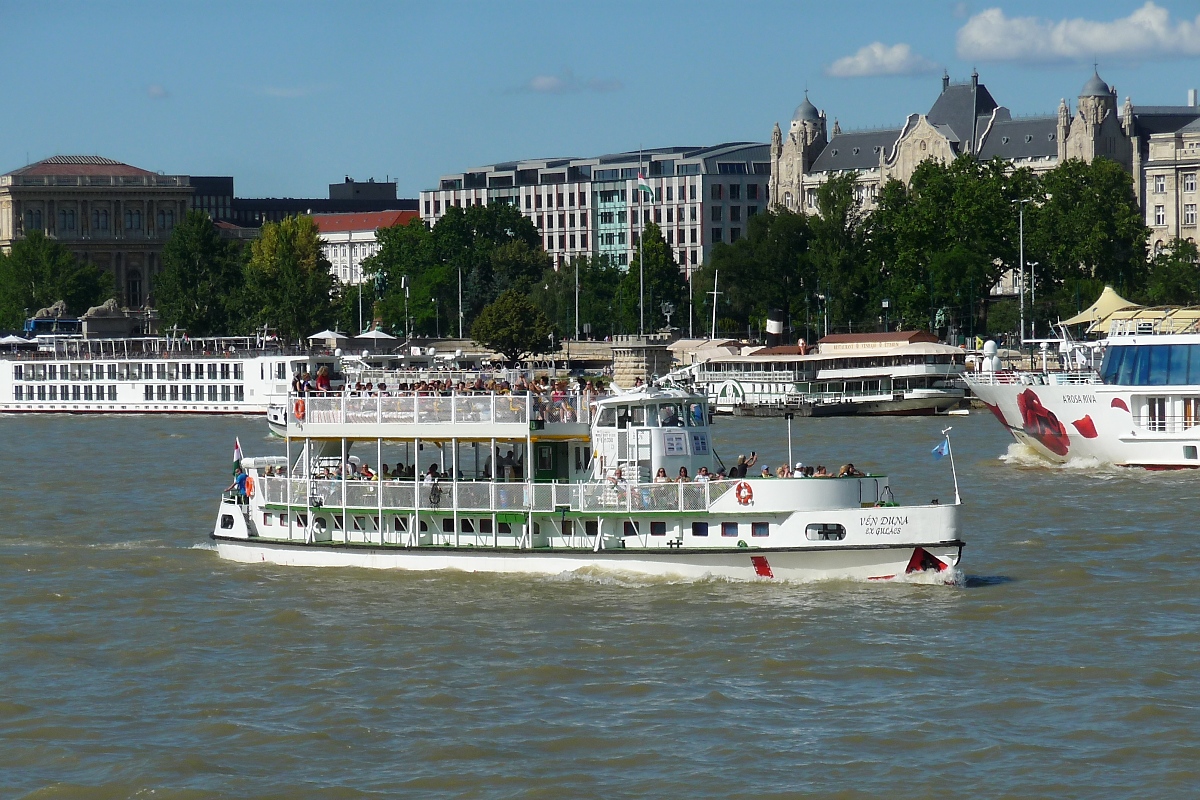 Die  Ven Duna  auf der Donau in Budapest, 18.6.16, trägt auch immer noch ihren Ex-Namen  Gulacs .