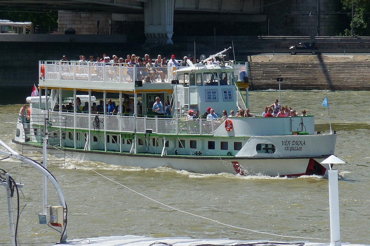 Die  Ven Duna  wendet auf der Donau in Budapest, 18.6.2016