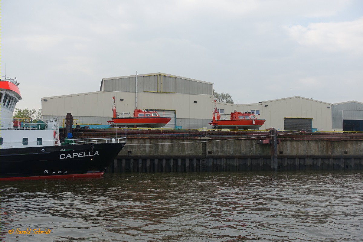 die Vermessungsboote der  CAPELLA  (IMO 9296949) am 30.4.2019, Hamburg, an der Lürssen/Norderwerft im Reiherstieg /
Vermessungsschiff / BRZ 552 / Lüa 4302 m, B 10,8 m, Tg 1,6 m / 2 Diesel, MTU,  Typ: 8 V 2000 M60, ges. 800 kW (1088 PS), 12 kn  / zwei flachgehende Vermessungsboote gehören befinden sich an Bord / gebaut 2003 bei Fassmer, Berne-Motzen / Eigner: Bundesverkehrsministerium, Betreiber: Bundesamt für Seeschifffahrt und Hydrographie (BSH)  / Flagge: Deutschland, Heimathafen: Rostock / benannt nach dem Stern Capella im Sternbild Fuhrmann /
