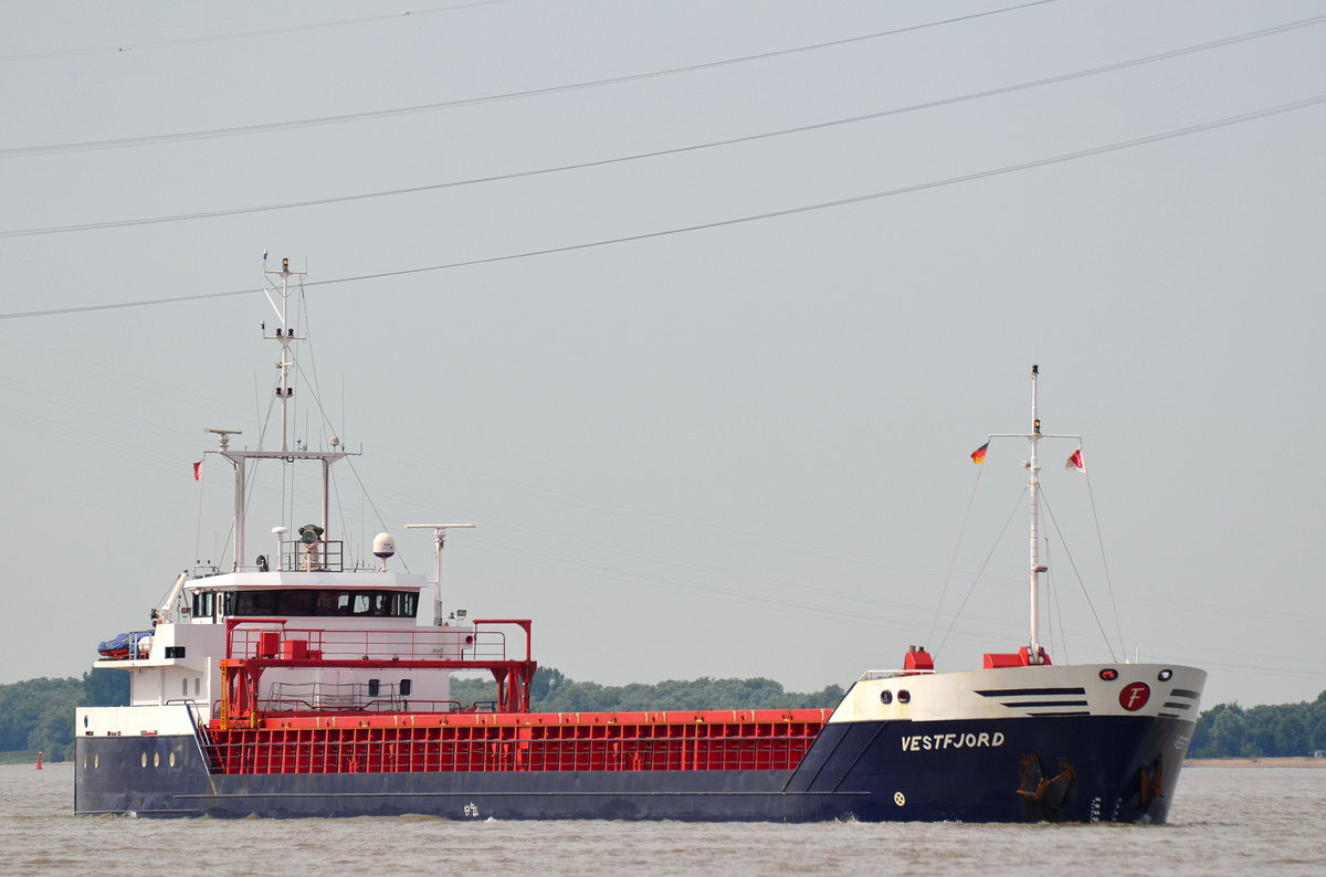 Die Vestfjord IMO-Nummer:9052692 Flagge:Niederlande Länge:82.0m Breite:11.0m Baujahr:1993 Bauwerft:Bijlsma Shipyard,Lemmer Niederlande am 23.07.16 nach Hamburg einlaufend bei Lühe aufgenommen.