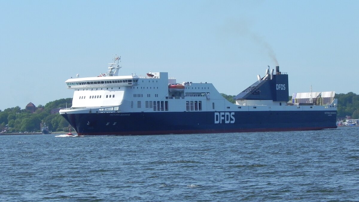 Die  VICTORIA SEAWAYS  (IMO 9350721), ist eine Ro-Ro-Fähre der Reederei DFDS. Am 30.05.23 in der Kieler Förde vor Laboe. Sie fährt unter der Flagge von Litauen.
 Det Forenede Dampskibs-Selskab A/S  (deutsch: Die Vereinigte Dampfschiffs-Gesellschaft AG) ist eine dänische Reederei mit Hauptsitz in Kopenhagen. Sie wurde 1866 gegründet. Heute unterhält die DFDS schwerpunktmäßig Fährdienste in Nord- und Ostsee und insbesondere vom kontinentalen Europa sowie Skandinavien nach Großbritannien.(Text: Wikipedia) 