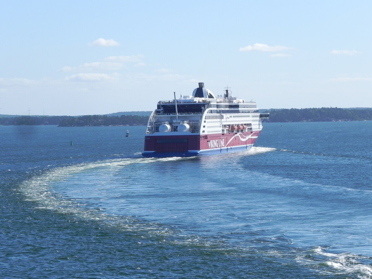 Die  Viking Grace , Baujahr 2013, IMO 9606900, am 03.07.2017, im Schärengarten vor Stockholm, auf dem Weg von Stockholm nach Mariehamn.