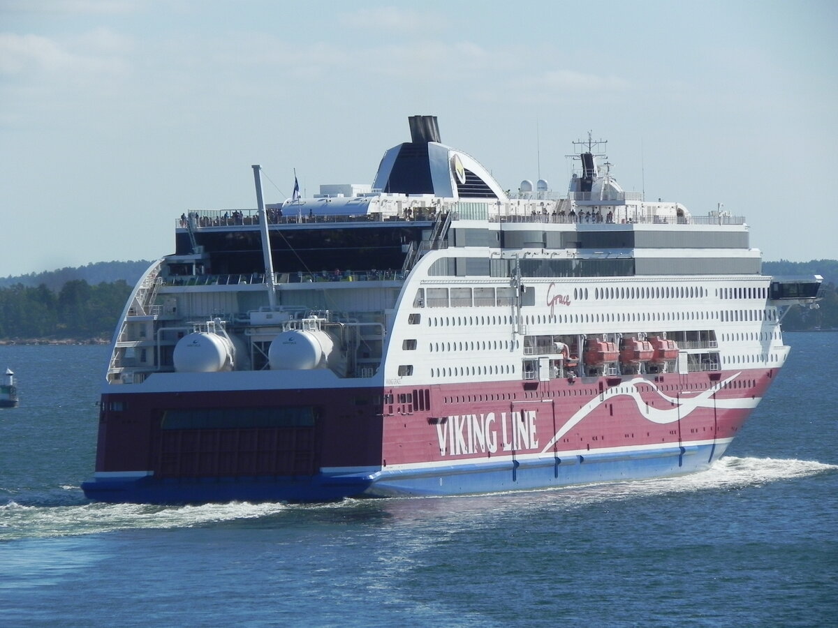 Die  Viking Grace , Baujahr 2013, IMO 9606900, am 03.07.2017, im Schärengarten vor Stockholm, auf dem Weg von Stockholm nach Mariehamn.