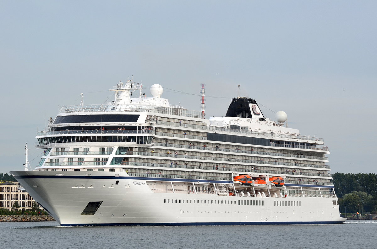 Die Viking Sea IMO-Nummer:9725421 Flagge:Norwegen Länge:228.0m Breite:34.0m Baujahr:2015 beim auslaufen aus Warnemünde aufgenommen am 09.07.16