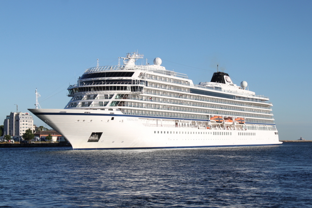 Die Viking Sea der Reederei Viking Ocean Cruises auf ihrem Seeweg von Gdynia nach Kopenhagen am Morgen des 06.06.2018 in Warnemünde.