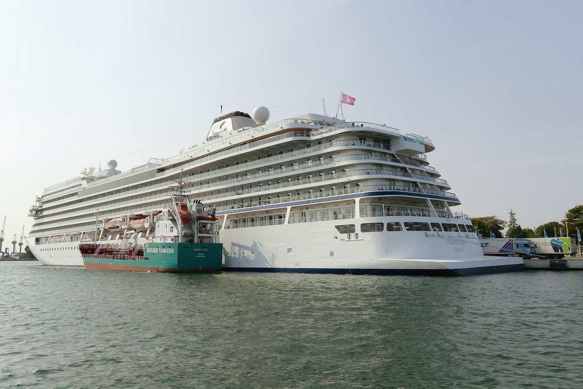 Die Viking Sea der Reederei Viking Ocean Cruises lag am 29. August 2018 in Warnemünde. Hier wurde am Vormittag der Kraftstoff durch den norwegischen Bergen Tankers - Bergen Troll - aufgefüllt 