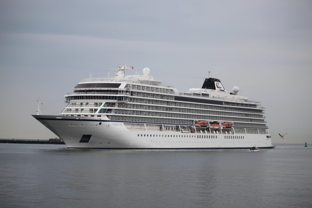 Die Viking Sea der Reederei Viking Ocean Cruises auf ihrem Seeweg von Gdynia nach Kopenhagen beim Einlaufen in Warnemünde.12.07.2019