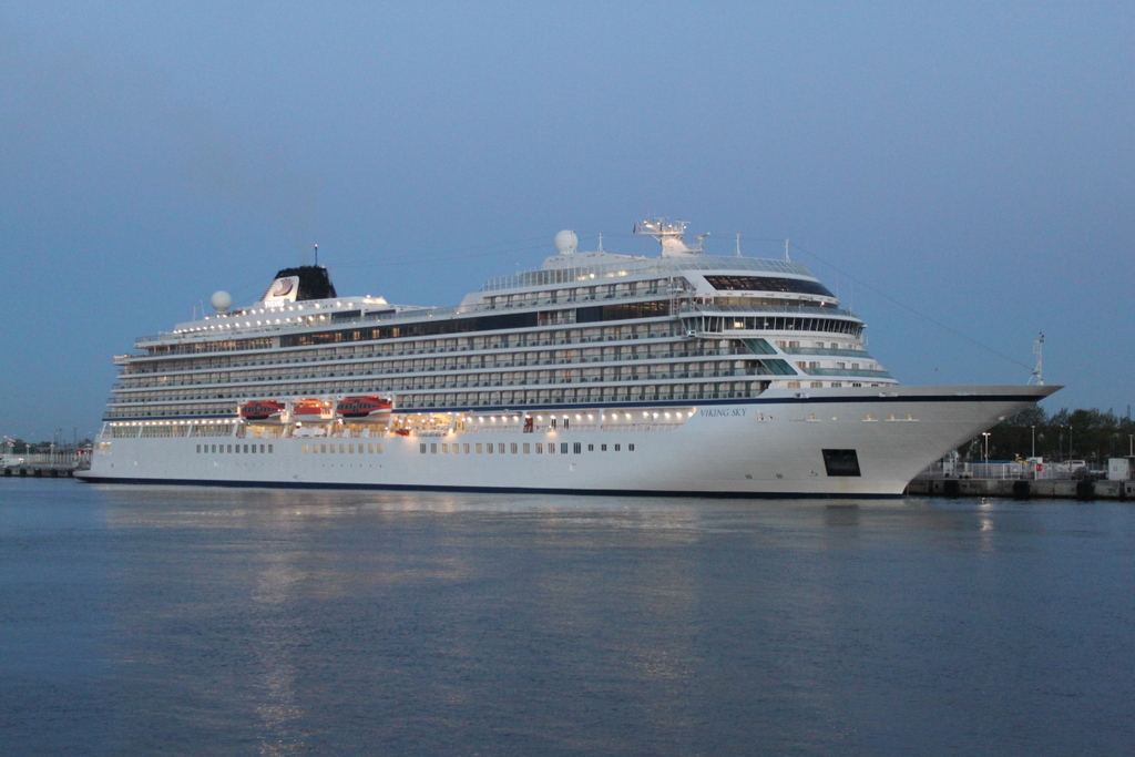 Die Viking Sky der Reederei Viking Ocean Cruises war am Morgen des 04.05.2018 zu Gast  in Warnemünde 