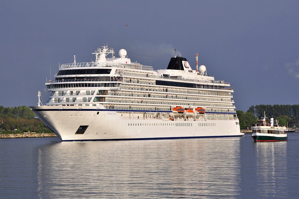 Die  Viking Star  verlässt am 22.05.2015 Warnemünde.