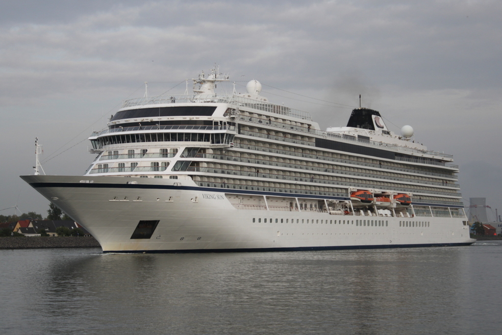 Die Viking Sun der Reederei Viking Ocean Cruises auf ihrem Seeweg von Kopenhagen nach Gdansk beim Auslaufen am Abend des 31.05.2019 in Warnemünde.