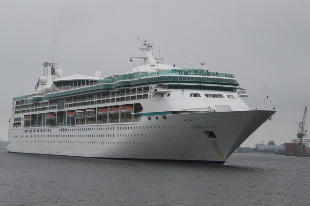 Die Vision of the Seas der Reederei Royal Caribbean Cruises auf dem Weg von Amsterdam nach Tallinn am Morgen des 23.07.2017

