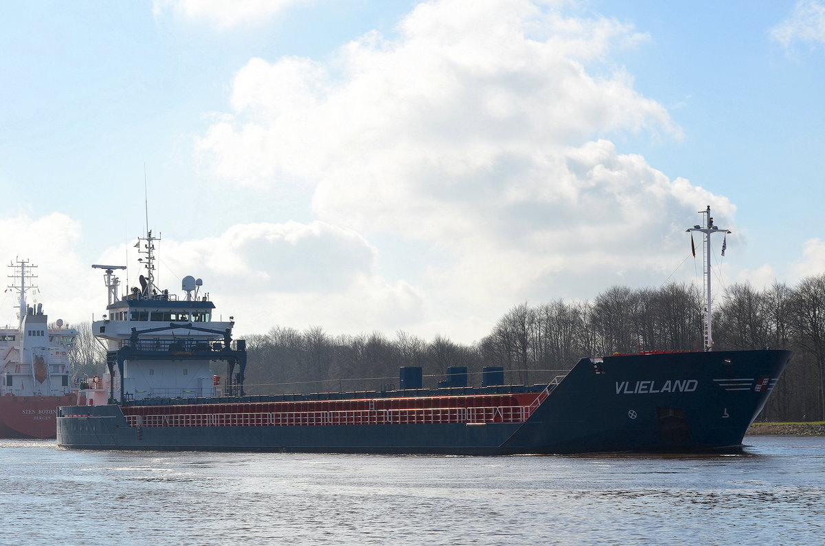 Die Vlieland IMO-Nummer:9313814 Flagge:Niederlande Länge:110.0m Breite:14.0m Baujahr:2005 Bauwerft:Ferus Smit Scheepswerf,Hoogezand Niederlande im Nord-Ostsee-Kanal bei Fischerhütte am 02.04.17