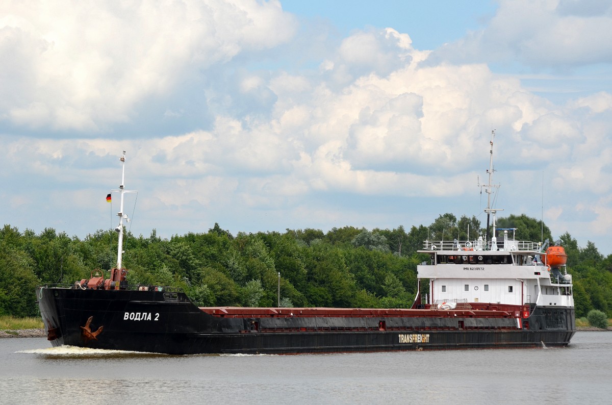 Die Vodla 2 IMO-Nummer:8230572 Flagge:Russland Länge:114.0m Breite:13.0m Baujahr:1983 passiert Fischerhütte im Nord-Ostsee-Kanal am 06.07.14