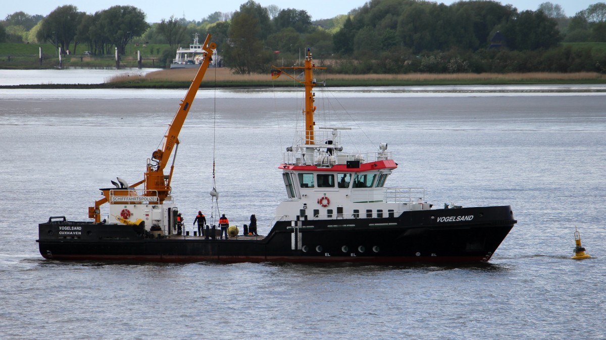 Die Vogelsand am 23.05.2013 auf der Elbe vor Gückstadt.