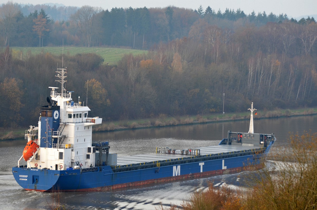 Die Vossdiep IMO-Nummer:9277307 Flagge:Niederlande Länge:119.0m Breite:15.0m Baujahr:2003 Bauwerft:Bodewes Shipyard,Hoogezand Niederlande an der Hochbrücke Grünental im Nord-Ostsee-Kanal aufgenommen am 23.11.14