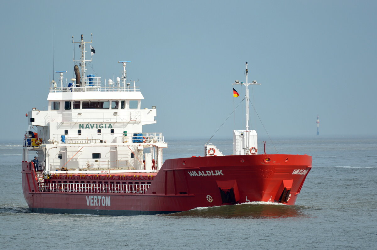 Die WAALDIJK IMO-Nummer:9514937 Flagge:Niederlande L�nge:90.0m Breite:14.0m Baujahr:2010 vor der Alten Liebe Cuxhaven am 18.06.26