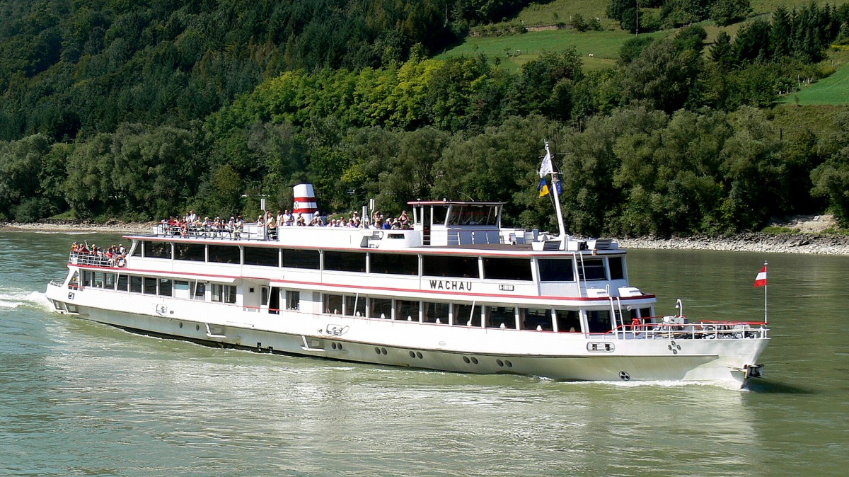 Die Wachau am 28.08.2009 auf der Donau. Sie ist 62m lang und 11m breit.