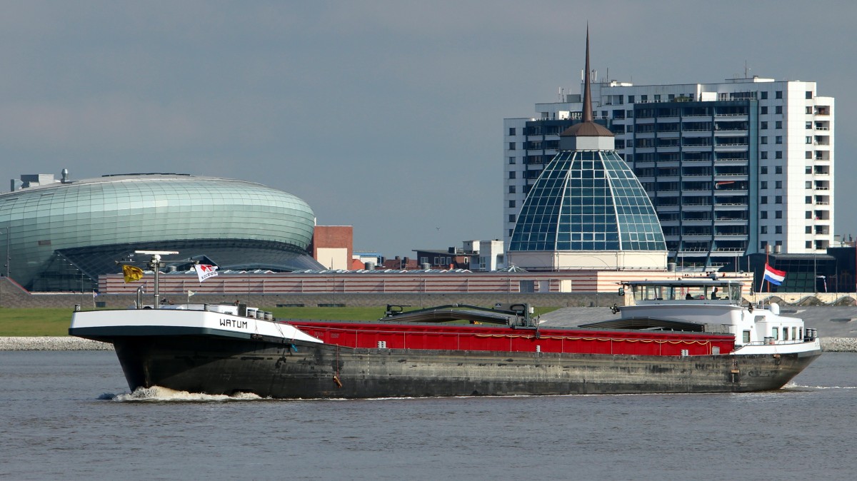 Die Watum am 18.09.2013 vor Bremerhaven.