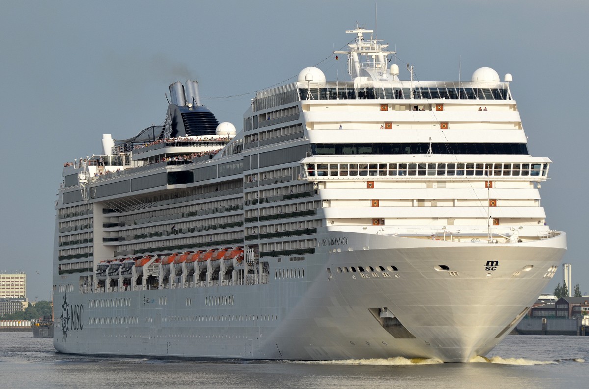 Die weiße Lady MSC Magnifica IMO-Nummer:9387085 Flagge:Panama Länge:294.0m Breite:32.0m Baujahr:2010 Bauwerft:STX,Saint-Nazaire Frankreich aufgenommen beim auslaufen aus Hamburg vom Ponton Op'n Bulln Blankenese am 22.05.14