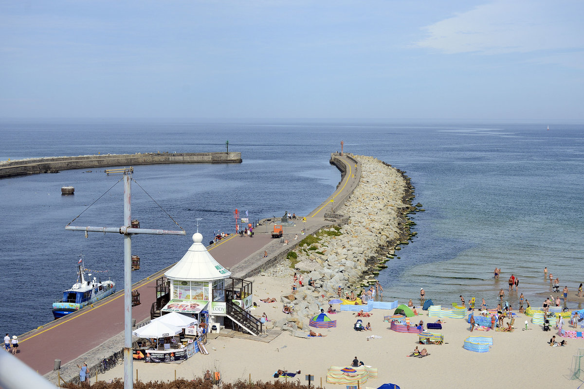 Die Wellenbrecher am Hafen vor Ustka (Stolpmünde) vom Leuchtturm aus gesehen. Aufnhame: 21. August 2020.