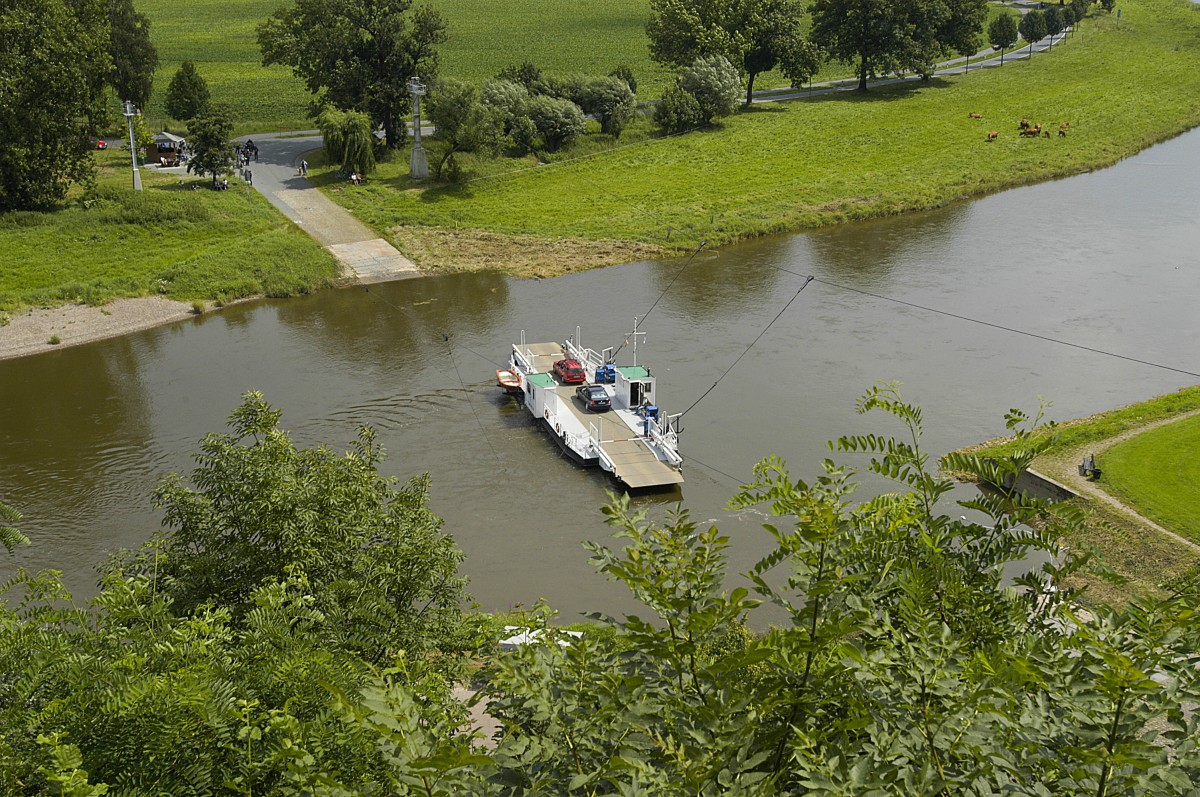 Die Weser-Fähre bei Burg Polle im Weserbergland. Aufnahme: Juli 2007.