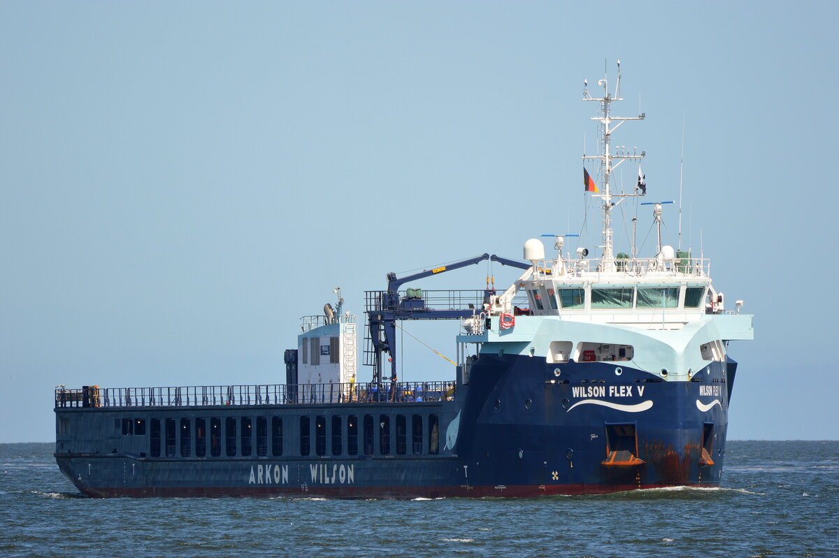 Die WILSON FLEX V ,St�ckgut- und Mehrzweckfrachter, IMO-Nummer:9911472 Flagge:Portugal L�nge:88.0m Breite:14.0m Baujahr:2023 vor der Alten Liebe Cuxhaven am 25.06.26