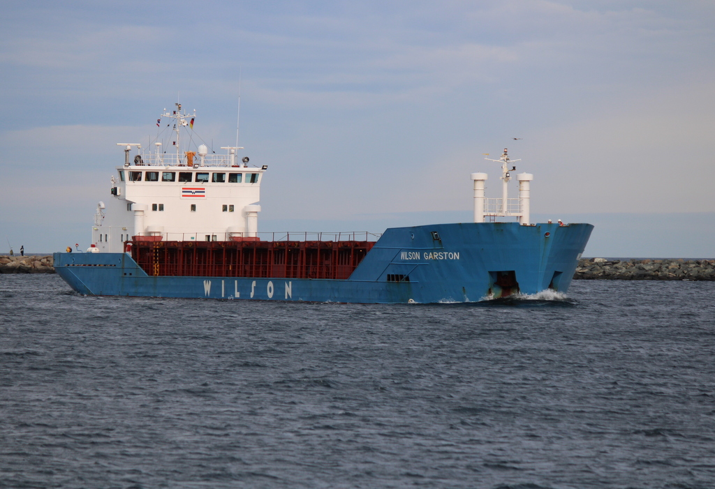 Die WILSON GARSTON auf ihrem Seeweg von Sankt Petersburg nach Rostock-Überseehafen beim Einlaufen in Warnemünde.25.10.2020
