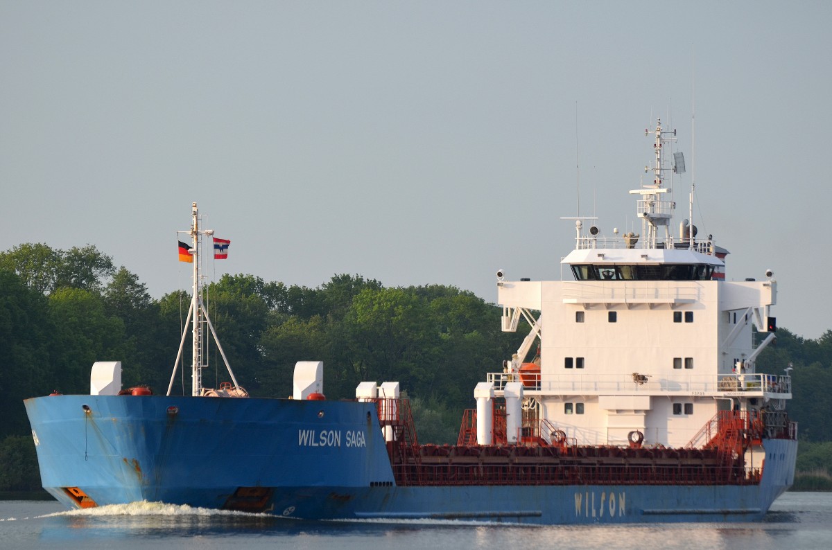 Die Wilson Saga IMO-Nummer:8918461 Flagge:Zypern Länge:113.0m Breite:16.0m Baujahr:1998 Bauwerft:Apatin Shipyard,Mačvanska Mitrovica Serbien bei Rade im Nord-Ostsee-Kanal aufgenommen am 01.06.14