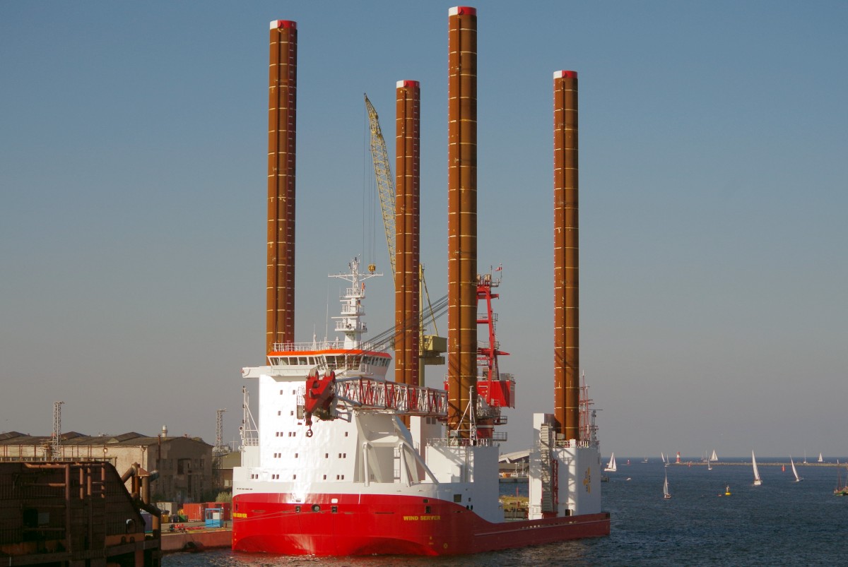 Die  Wind Server  ein Offshore Kran am 04.10.14 in Rostock.