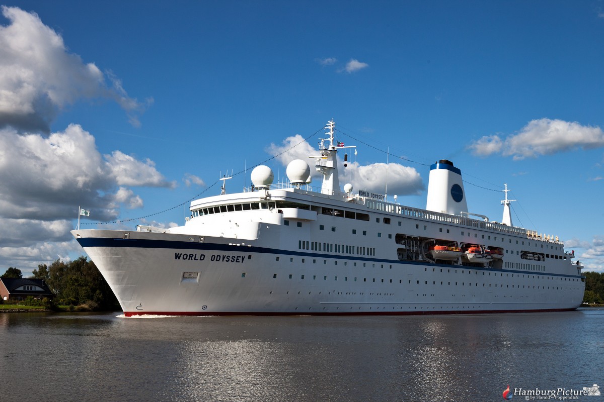 Die WORLD ODYSSEY, IMO:9141807, (ex Traumschiff Deutschland)
im NOK (Nord-Ostsee-Kanal)
am 07.09.2015 auf dem Weg über Southampton
in die USA...