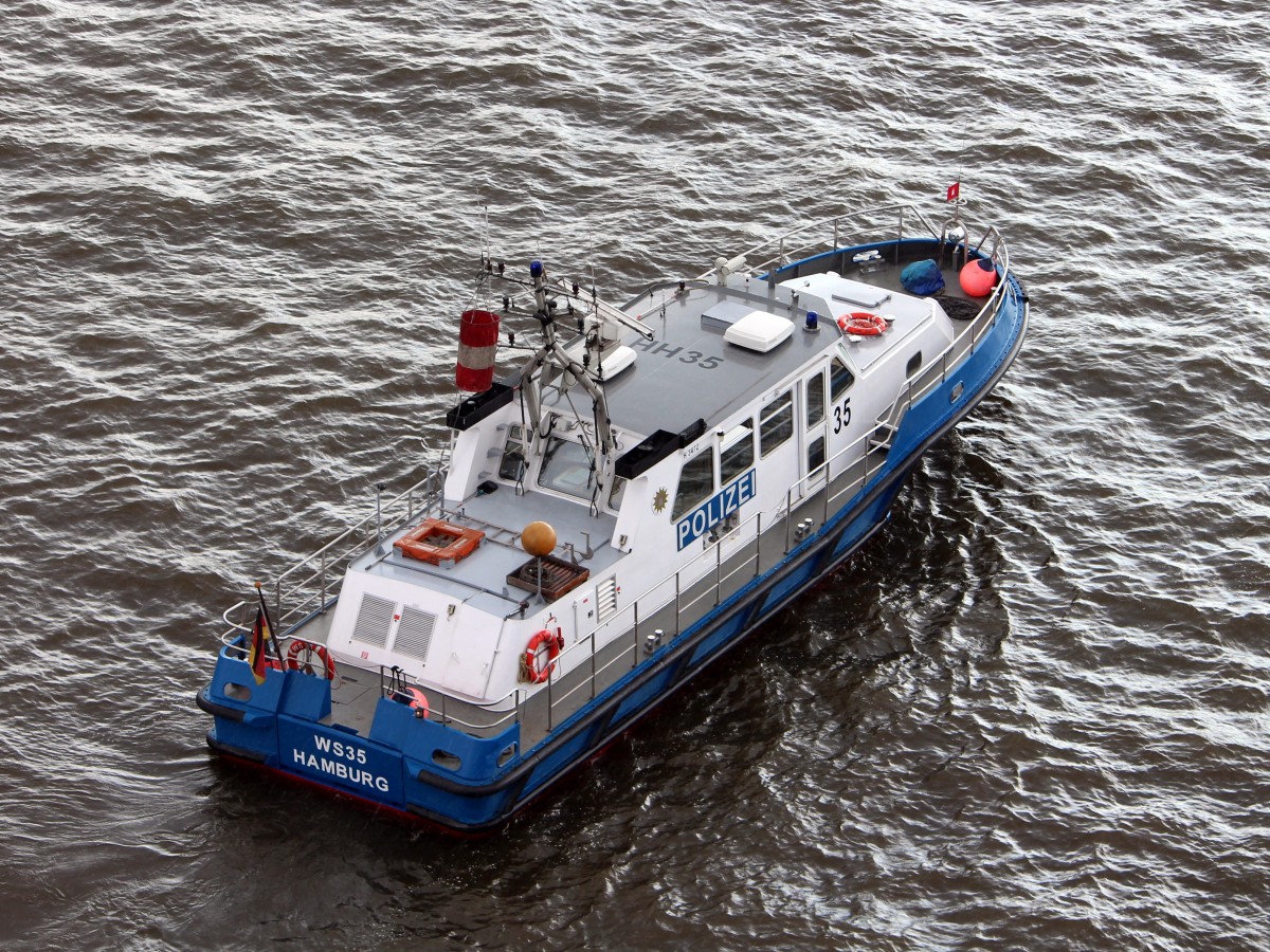 Die WS 35 am 12.05.2013 auf der Elbe im Hafen von Hamburg.
