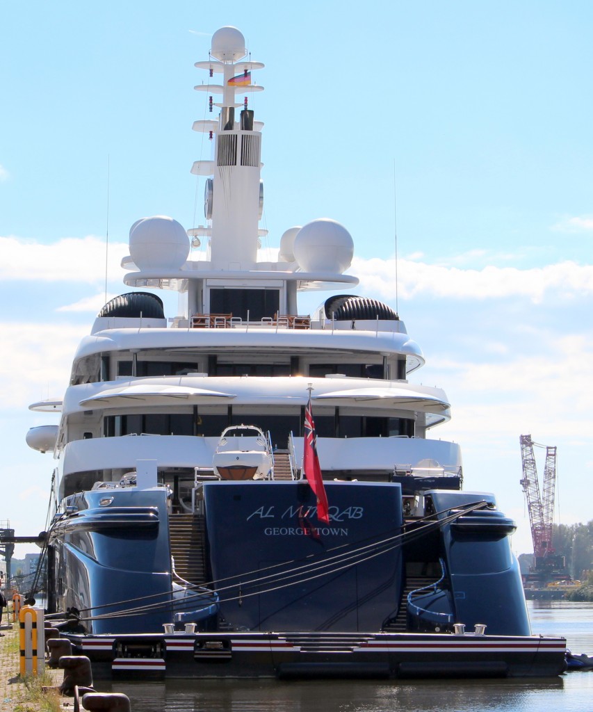 Die Yacht Al Mirqab am 27.09.2013 in Bremerhaven, sie ist 133m lang, 20m breit und hat einen Tiefgang von 5,1m. Baujahr 2008.