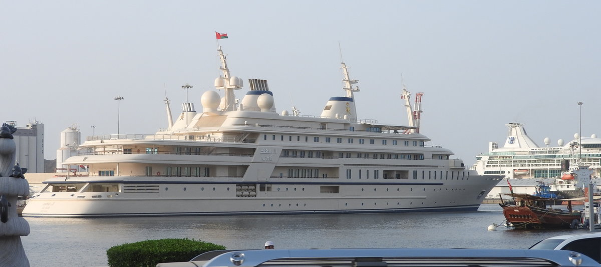 Die Yacht des Sultans von Oman  Al Said  am 04.04.2017 im Hafen von Mascat