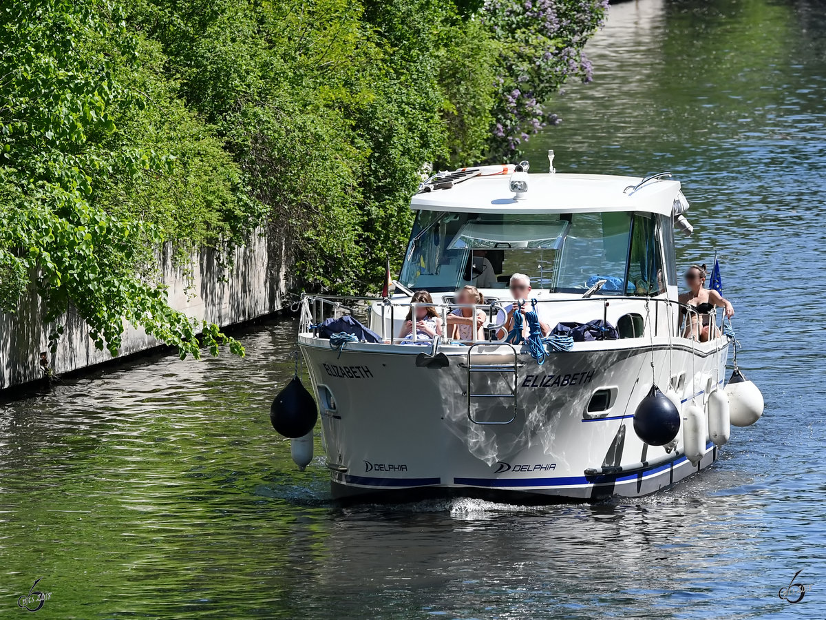 Die Yacht Elisabeth auf dem Landwehrkanal in Berlin. 