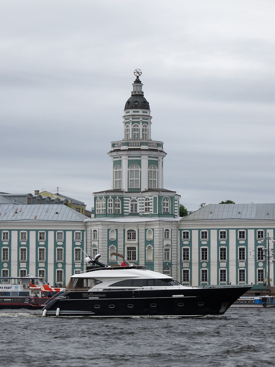 Die Yacht Millenium auf der Newa in St. Petersburg, 16.7.17