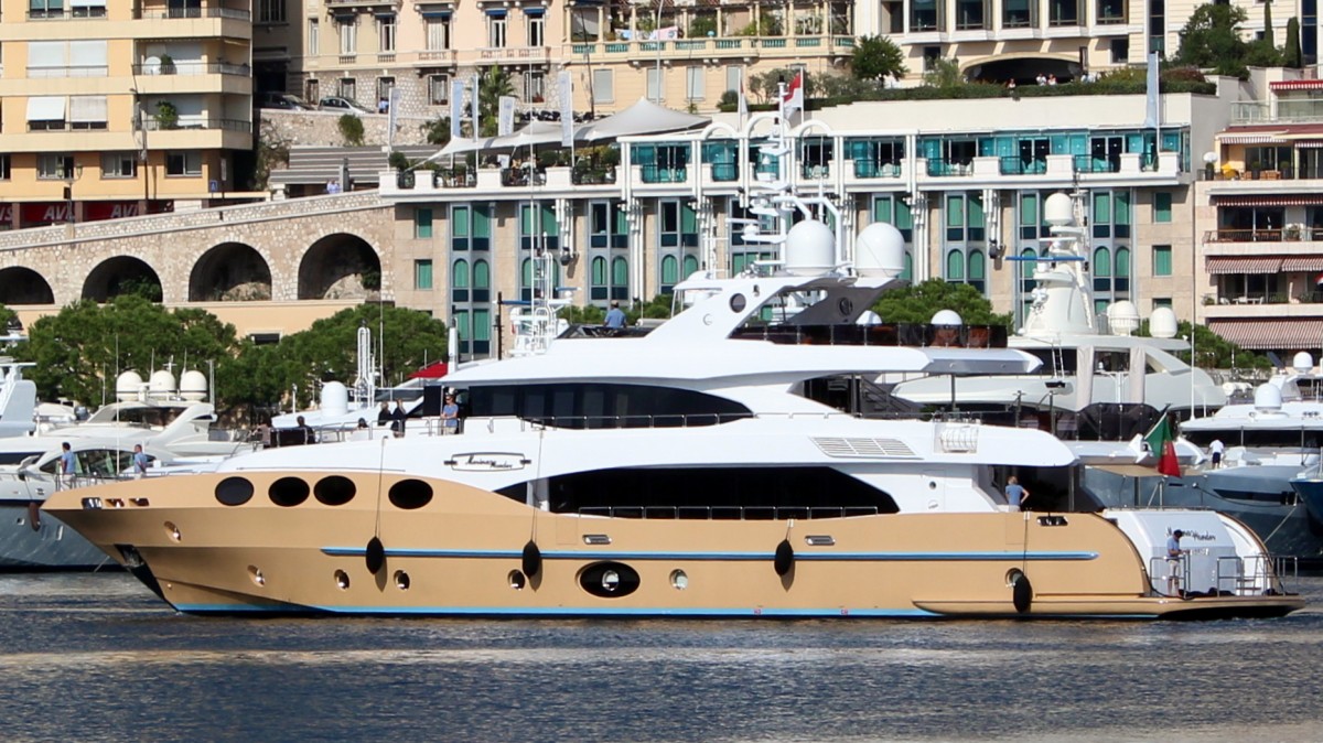 Die Yacht Morning Monday am 28.10.2013 bei der Einfahrt in den Hafen von Monte Carlo.