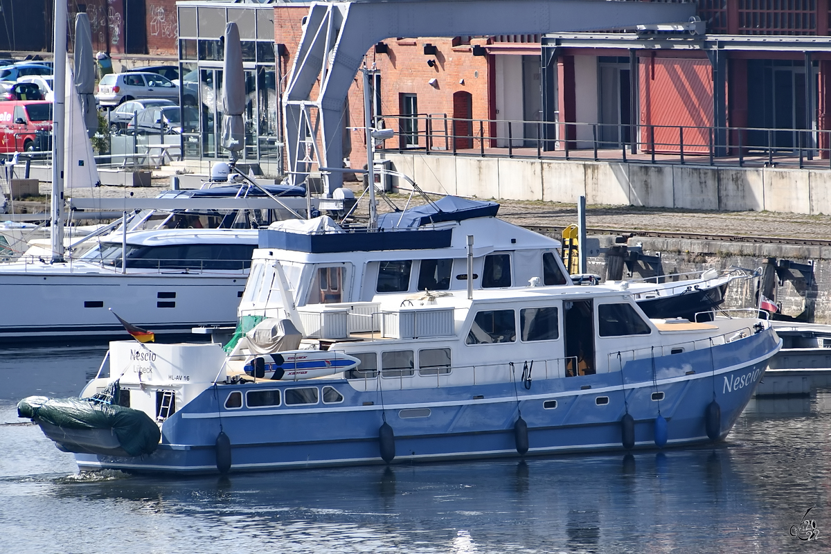 Die Yacht NESCIO kommt gerade in Lübeck an. (März 2022)