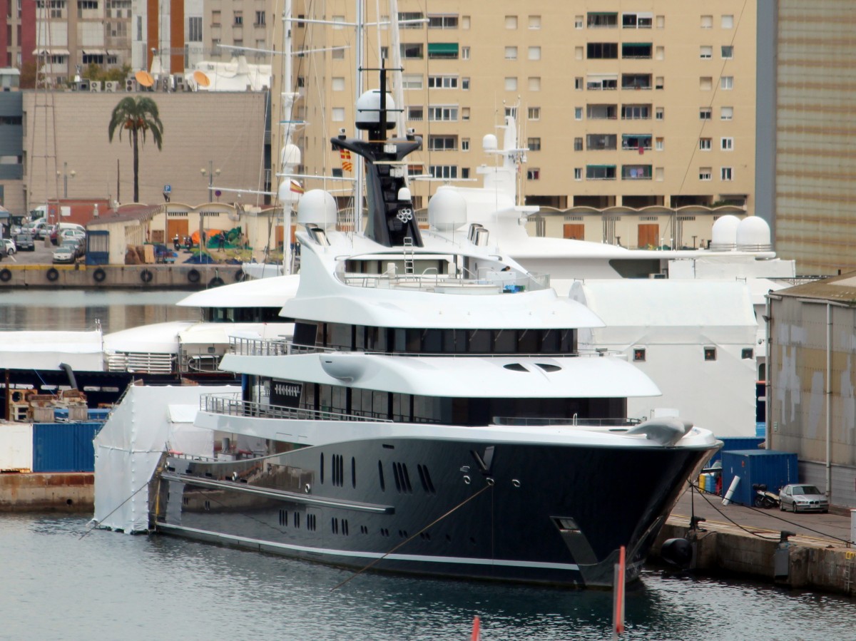 Die Yacht Phoenix am 30.10.2013 im Hafen von Barcelona.