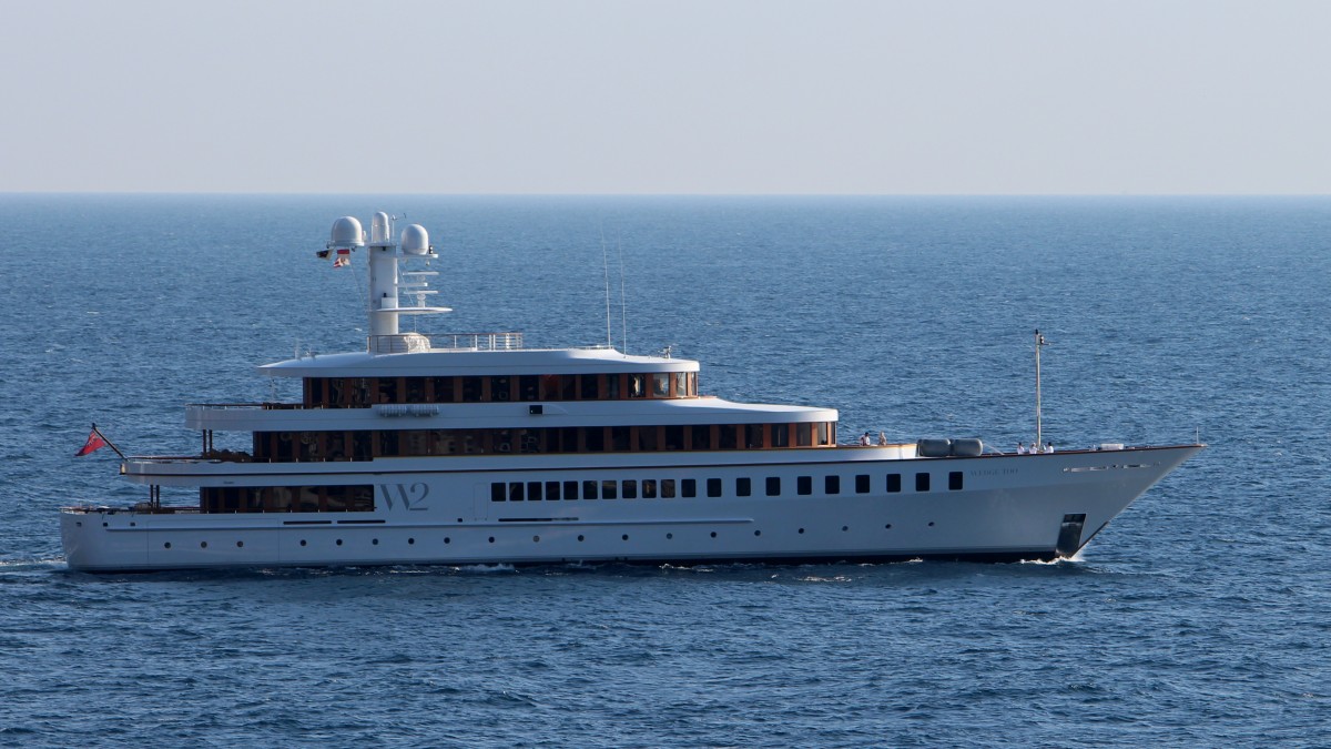 Die Yacht Wedge Too bei der Ausfahrt aus dem Hafen von Monte Carlo am 28.10.2013. 