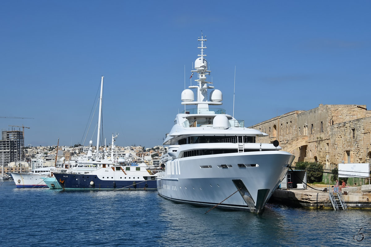 Die Yachten  Talisman-C  und  Alk , gesehen im Oktober 2017 in Malta.