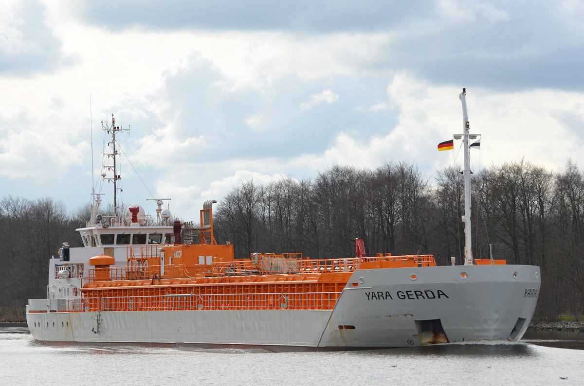 Die Yara Gerda IMO-Nummer:9279410 Flagge:Norwegen Länge:82.0m Breite:12.0m Baujahr:2004 Bauwerft:Bodewes Scheepswerf,Hoogezand Niederlande an der Weiche Fischerhütte im Nord-Ostsee-Kanal am 31.03.16