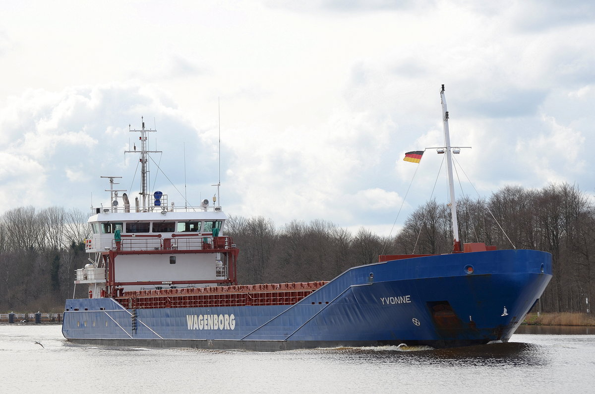 Die Yvonne IMO-Nummer:9423671 Flagge:Antigua und Barbuda Länge:90.0m Breite:13.0m Baujahr:2008 Bauwerft:Scheepswerf Peters,Kampen Niederlande bei Fischerhütte im Nord-Ostsee-Kanal am 31.03.16